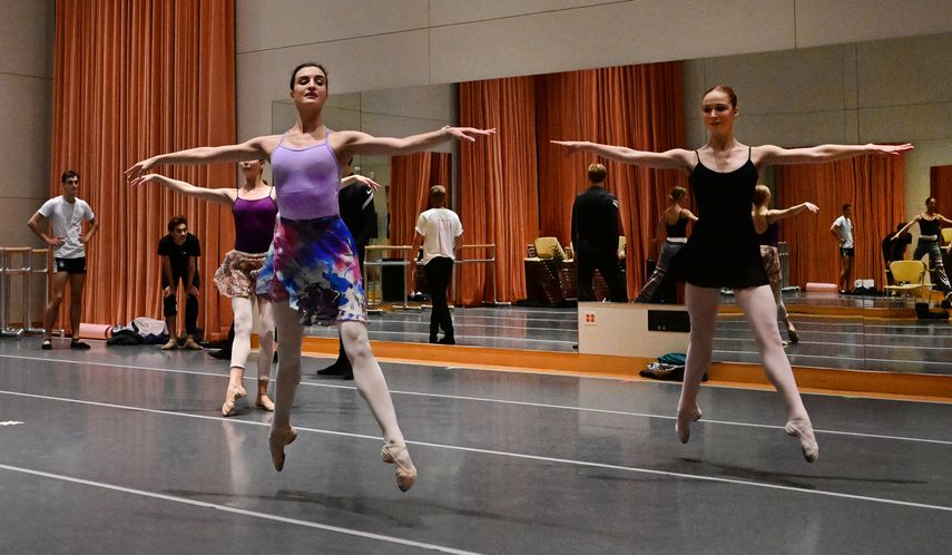 Joy Womack y sus compañeros bailarines ensayan en el Segerstrom Center for the Arts el 30 de septiembre de 2022 en Costa Mesa, California.
