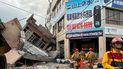 Bomberos buscan a personas atrapadas en el edificio residencial tras un sismo en la localidad de Yuli, en el condado de Hualien, en el este de Taiwán, el domingo 18 de septiembre de 2022. 