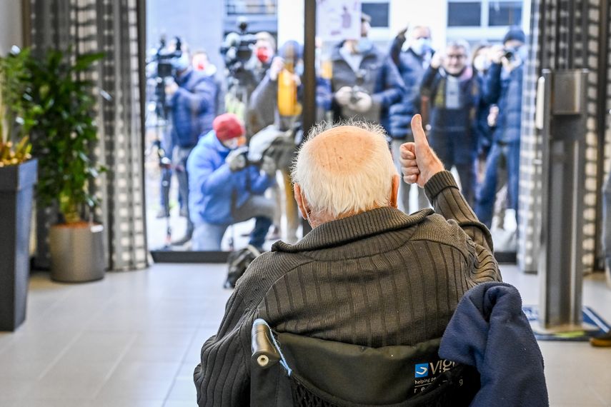 Jos Hermans, de 96 años, quien es el primero en recibir una vacuna Pfizer-BioNTech Covid-19, levanta el pulgar frente a los periodistas durante una operación de vacunación el 28 de diciembre de 2020 en Bélgica. &nbsp;