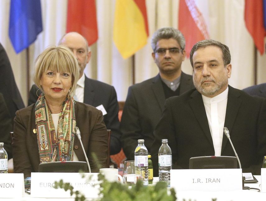 La directora de asuntos pol&iacute;ticos de la Uni&oacute;n Europea Helga Schmid (izq) y el viceministro de relaciones exteriores de Ir&aacute;n Abbas Araghchi (der) en una reuni&oacute;n en Viena el 26 de febrero del 2020.&nbsp;