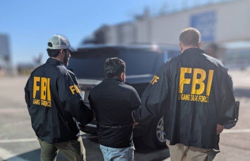 Francisco Javier Román Bardales, uno de los líderes de la Mara Salvatrucha (MS-13), es escoltado por agentes del FBI a Nueva York