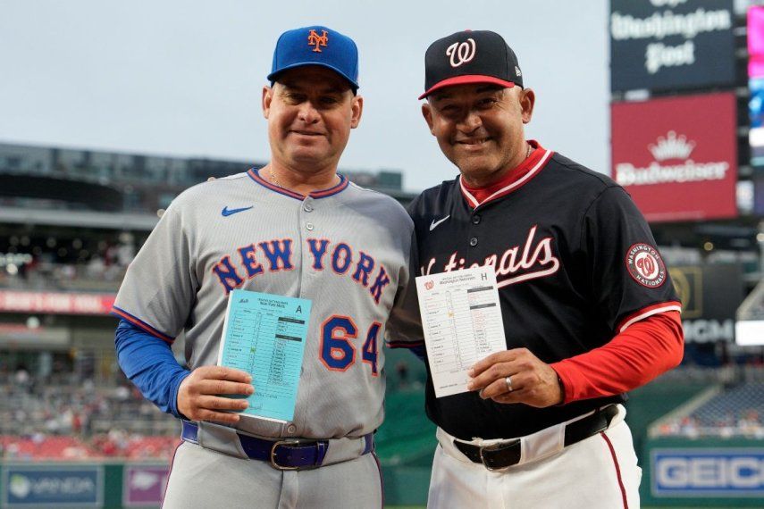 Carlos Mendoza (izq), mánager de los Mets de Nueva York, y Miguel Cairo, dirigente de los Nacionales de Washington, posan para una foto previo al primer duelo entre timoneles venezolanos en las Grandes Ligas, el 19 de agosto de 2025. Carlos Mendoza (izq), mánager de los Mets de Nueva York, y Miguel Cairo, dirigente de los Nacionales de Washington, posan para una foto previo al primer duelo entre timoneles venezolanos en las Grandes Ligas, el 19 de agosto de 2025.