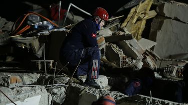 Rescatan a hombre de 70 años tras el sismo en Turquía