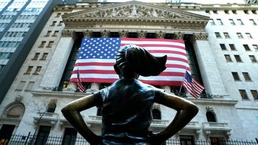 La “Chica intrépida”, una escultura de bronce de Kristen Visbal, se encuentra frente al edificio de la Bolsa de Valores de Nueva York (NYSE) en el distrito financiero de la ciudad de Nueva York el 6 de noviembre de 2024.