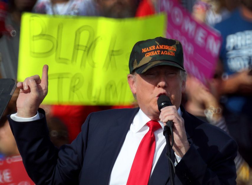 El candidato presidencial republicano Donald&nbsp;Trump&nbsp;habla durante un evento de su campaña electoral en el aeropuerto internacional de Sanford, Florida