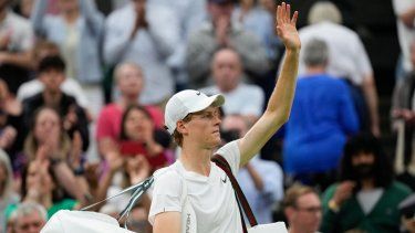 El italiano Jannik Sinner saluda a los aficionados al salir de la cancha tras su derrota en cuartos de final ante el ruso Daniil Medvedev en Wimbledon, el martes 9 de julio del 2024.&nbsp;