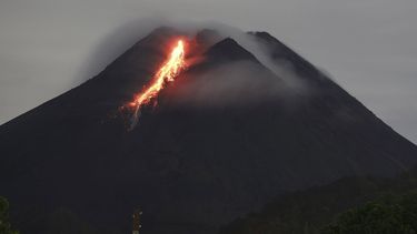 El volcán Semeru, en la isla indonesia de Java, experimentó el jueves dos nuevas erupciones con expulsiones de una columna de ceniza y mangas de lava