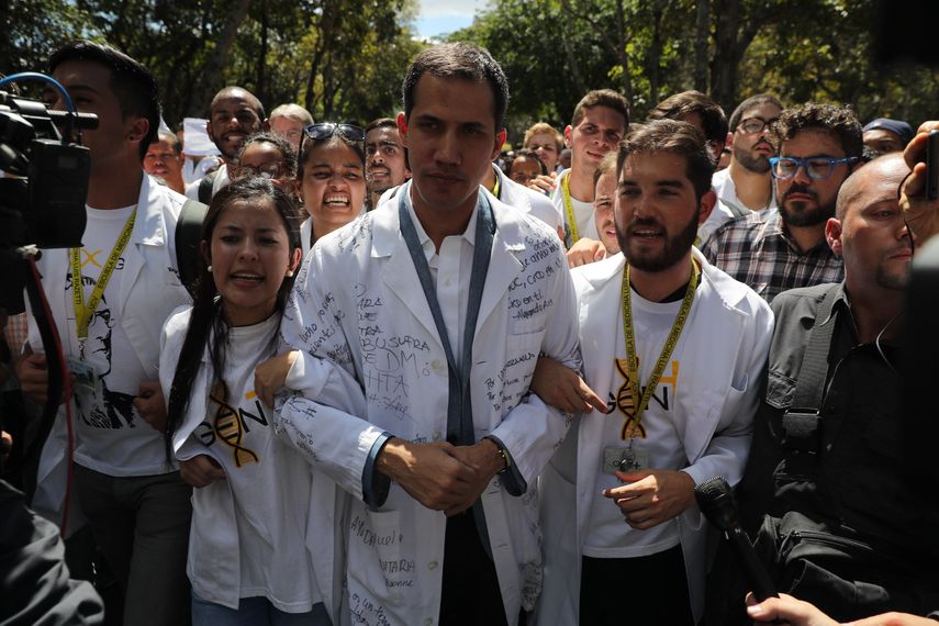 Guaidó se unió a la concentración del Hospital Clínico Universitario de la Universidad Central de Venezuela en Caracas (UCV), y afirmó que sigue en la calle ejerciendo el derecho a la manifestación.