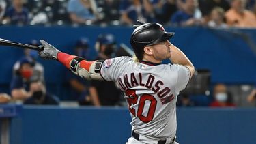 Josh Donaldson, de los Mellizos de Minnesota, observa un cuadrangular solitario en contra de los Azulejos de Toronto, durante la tercera entrada del juego de Grandes Ligas del 17 de septiembre de 2021, en Toronto. Los Yanquis adquirieron a quien fuera MVP de la Americana, Donaldson y al toletero Isiah Kiner-Falefa de los Mellizos por el catcher Gary Sánchez y el tercera base Gio Urshela.&nbsp;