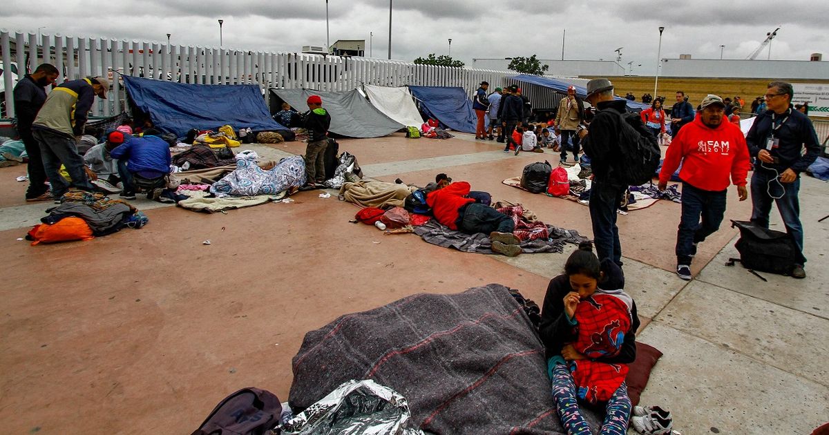 Migrantes se mantienen en frontera con EEUU pese a demora en