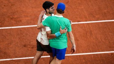 El español Carlos Alcaraz (izq) abraza al italiano Jannik Sinner después de ganar la final individual masculina en el día 15 del torneo de tenis Abierto de Francia, en la cancha Philippe-Chatrier en el Complejo Roland Garros en París, el 8 de junio de 2025.&nbsp;