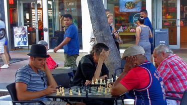 Personas juegan ajedrez en una calle de Miami.