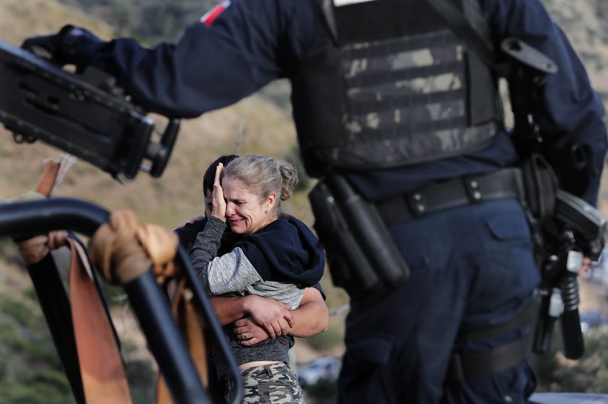 Custodiados por las fuerzas de seguridad mexicanas, miembros de la familia LeBar&oacute;n lloran a sus muertos en el lugar donde nueve ciudadanos estadounidenses _ tres mujeres y seis ni&ntilde;os _ fueron asesinados en una emboscada de un c&aacute;rtel, cerca de Bavispe, en la frontera entre los estados de Sonora y Chihuahua, M&eacute;xico, el 6 de noviembre de 2019.&nbsp;
