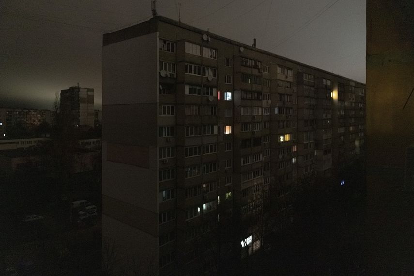 Algunas ventanas de un edificio de apartamentos se ven iluminadas durante un apagón en el centro de Kiev, Ucrania. el lunes 14 de noviembre de 2022.&nbsp;