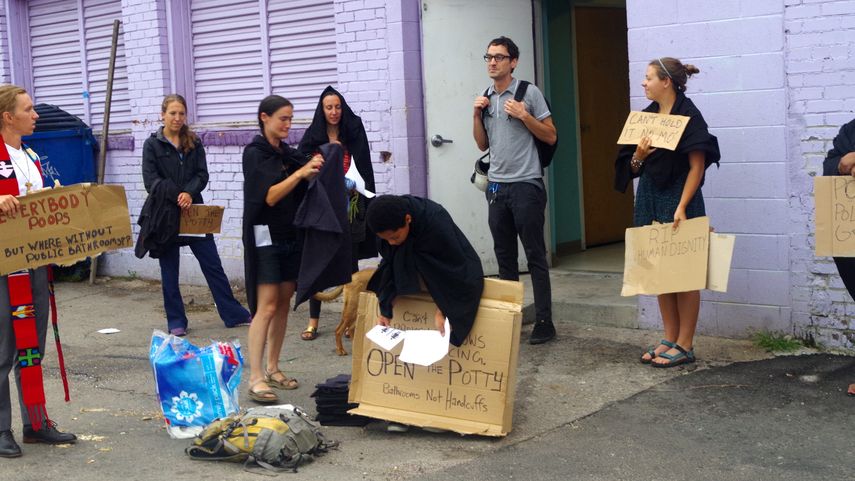 Varias personas protestan por la ampliación de la prohibición local de comer o dormir en lugares públicos en Denver, Colorado.