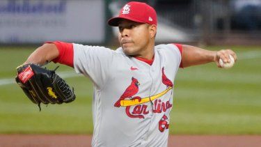 El colombiano José Quintana, de los Cardenales de San Luis, lanza en un juego ante los Piratas de Pittsburgh , el lunes 3 de octubre de 2022. Los Mets de Nueva York han concretado el fichaje de Quintana por 26 millones de dólares y dos años, se informó el sábado 10 de diciembre de 2022.