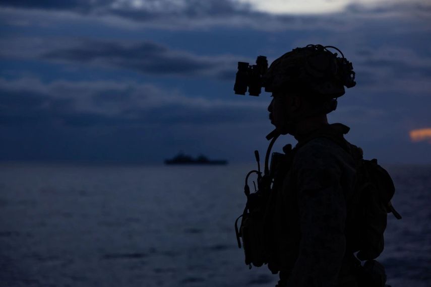 La Marina de Estados Unidos publicó nuevas fotografías que muestran al Grupo Anfibio de Iwo Jima (ARG) navegando en formación y realizando operaciones de vuelo durante el despliegue en el Mar Caribe como una demostración de fuerza contra los cárteles de la región.