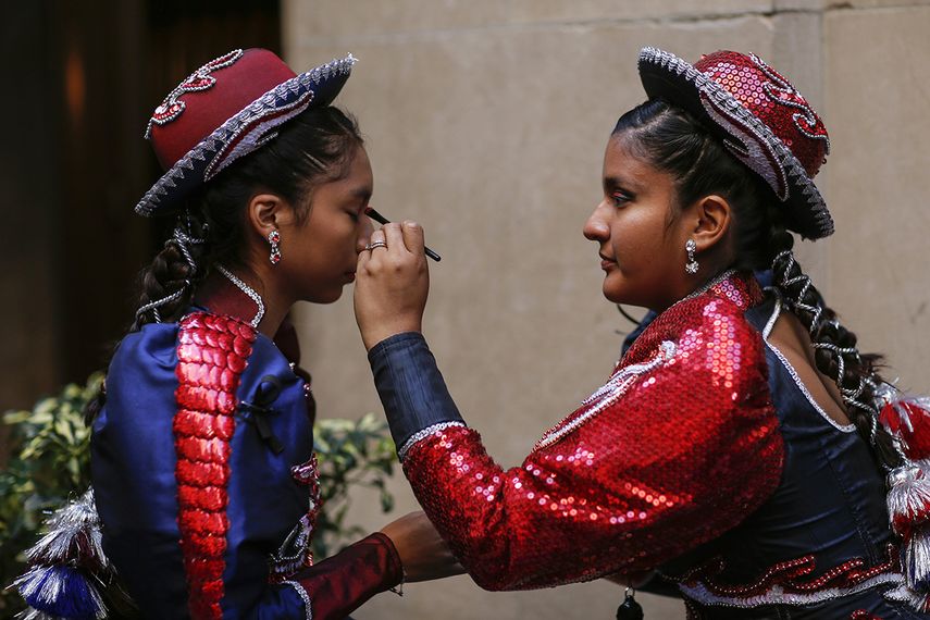 Juerguistas se preparan antes de participar en el Día de la Hispanidad en el desfile anual de Nueva York. (REUTERS)