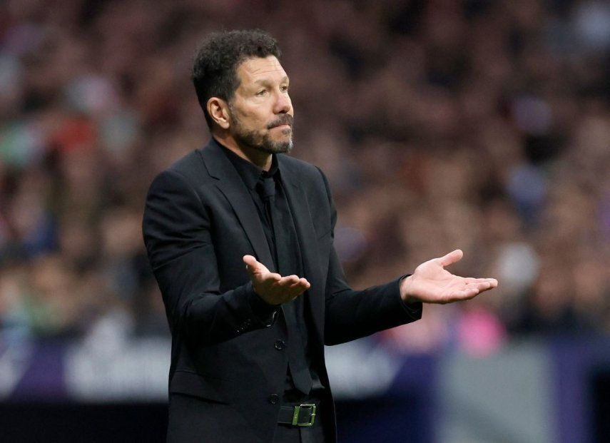 El entrenador argentino del Atlético de Madrid, Diego Simeone, hace un gesto en la línea de banda durante el partido de fútbol de la liga española entre el Club Atlético de Madrid y el RC Celta de Vigo en el Estadio Metropolitano de Madrid el 15 de febrero de 2025.&nbsp;