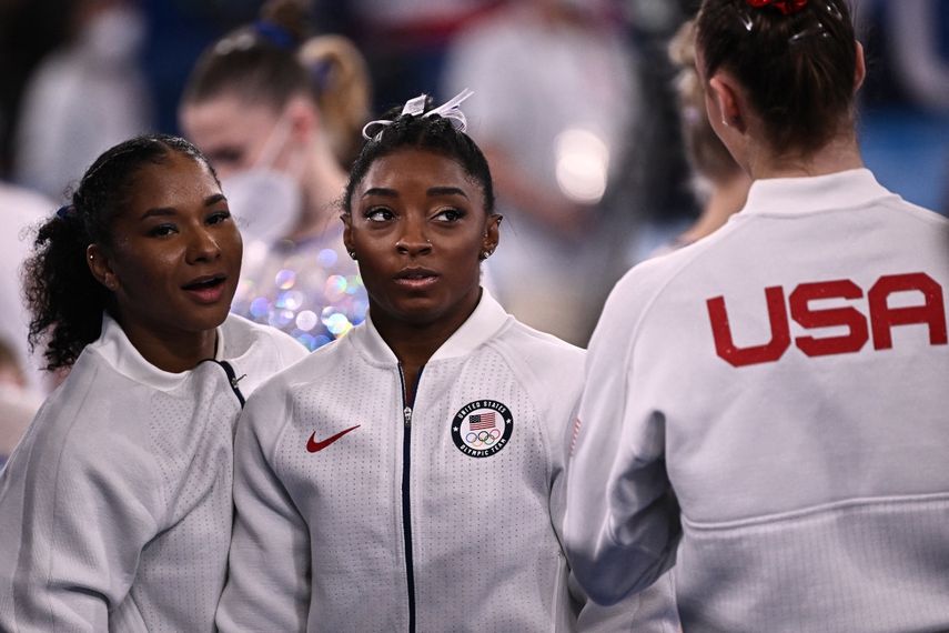 La estadounidense Simone Biles (C) reacciona con sus compañeras de equipo después de terminar segunda de la final del equipo femenino de gimnasia artística durante los Juegos Olímpicos de Tokio 2020&nbsp;