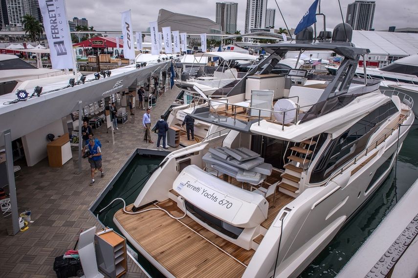 Vista parcial del Miami Yacht Show previo a la apertura de su edición número 31 en el downtown de Miami.