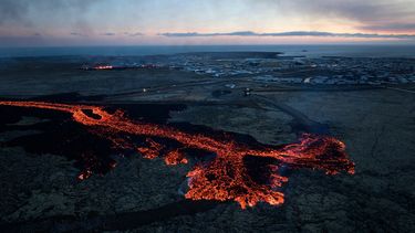 Explosiones de lava y ondas de humo cerca de edificios residenciales en la ciudad de Grindavik, en el suroeste de Islandia, después de una erupción volcánica el 14 de enero de 2024.