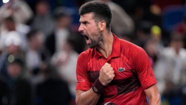El serbio Novak Djokovic reacciona al vencer al estadounidense Taylor Fritz en la semifinal del Masters de Shanghái, el sábado 12 de octubre del 2024.&nbsp;