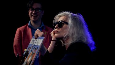 La vocalista Debbie Harry firma ejemplares de su autobiografía De cara en la FNAC de Callao, a 19 de noviembre de 2023, en Madrid (España).