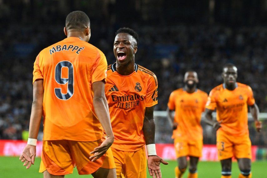 Kylian Mbappé, del Real Madrid, celebra con Vinicius Júnior tras anotar el segundo gol del equipo en el triunfo ante la Real Sociedad en la liga española, el sábado 14 de septiembre del 2024.