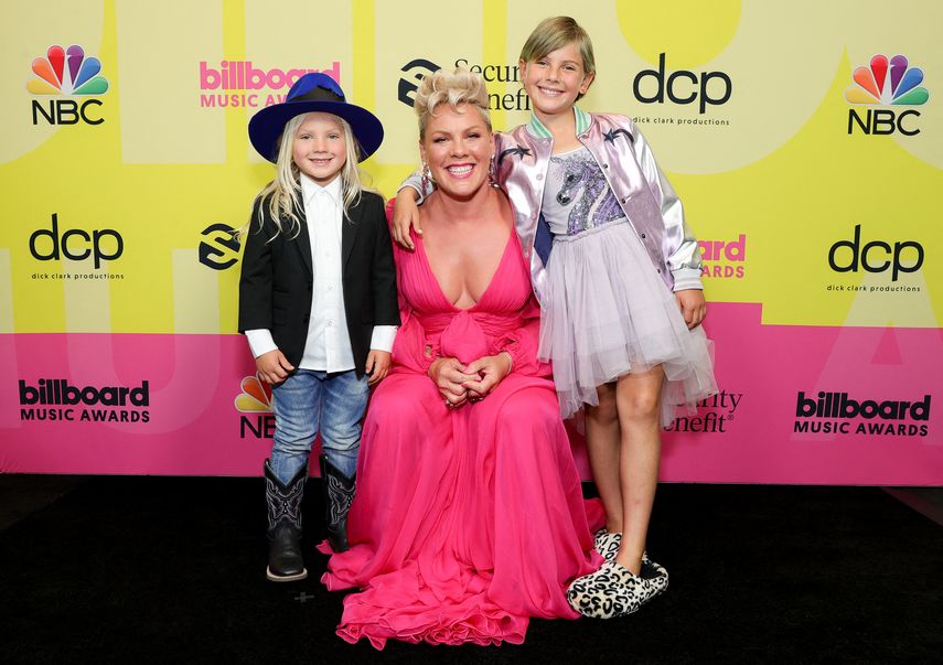 En esta imagen publicada el 23 de mayo, Jameson Moon Hart, Pink y Willow Sage Hart posan detrás del escenario para los Billboard Music Awards 2021, transmitidos el 23 de mayo de 2021 en el Microsoft Theatre de Los Angeles, California.