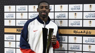 El francés Ousmane Dembélé posa con el trofeo MVP de la Copa Campeones de Francia, conquistado por el PSG