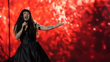 Mon Laferte canta en la Premiere de los premios Grammy, el domingo 3 de abril de 2022 en Las Vegas.&nbsp;