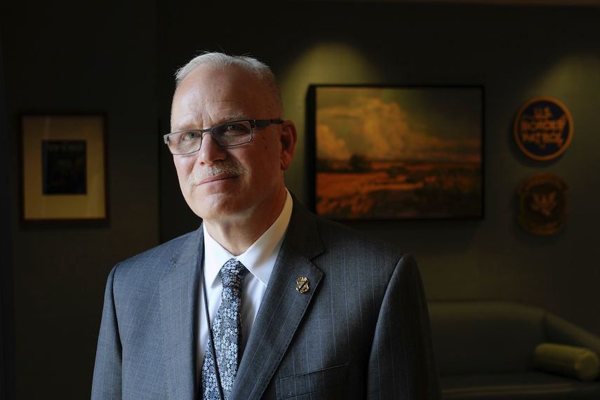 El comisionado de la Oficina de Aduanas y Protección Fronteriza de Estados Unidos (CBP por sus iniciales en inglés), Chris Magnus, posa para una fotografía durante una entrevista con The Associated Press el martes 8 de febrero de 2022.&nbsp;