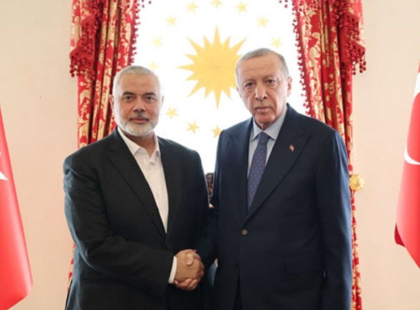 El líder político de Hamás, Ismail Haniye (I) con el presidente de Turquía, Recep Tayyip Erdogan.