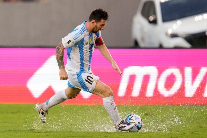 El capitán de Argentina, Lionel Messi, maneja la pelota en el partido contra Venezuela por las eliminatorias para el Mundial 2026 en Maturín, Venezuela, el jueves 10 de octubre de 2024.