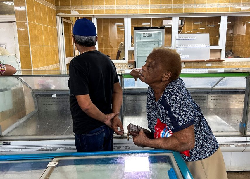 En Cuba, los clientes esperan productos en el supermercado La Puntilla, donde los cubanos tienen que pagar en Moneda Libremente Convertible (MLC), el 25 de marzo de 2025.