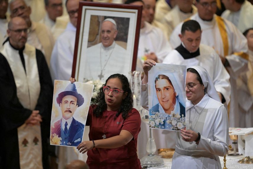 Miembros de la Arquidiócesis de Caracas muestran retratos de los santos venezolanos José Gregorio Hernández y Madre Carmen Rendiles durante una misa en honor al difunto Papa Francisco en Caracas el 26 de abril de 2025.&nbsp;