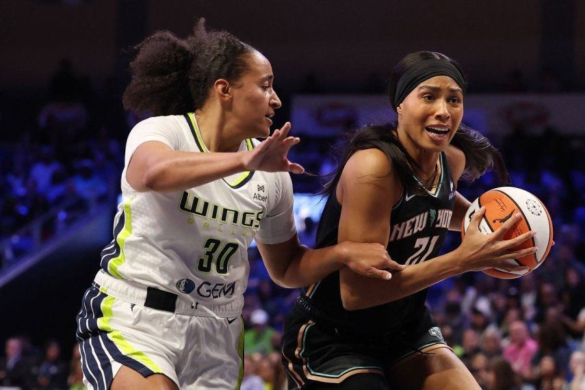 Isabelle Harrison (derecha), del New York Liberty, defiende el balón ante la presión de Haley Jones, del Dallas Wings, durante un partido, el 28 de julio de 2025.