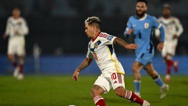 El venezolano Yeferson Soteldo maneja el balón en un partido ante la selección de Uruguay, el 10 de junio de 2025.