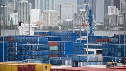 Contenedores para el envío de mercancías en el Puerto de Miami el 7 de agosto de 2025. Contenedores para el envío de mercancías en el Puerto de Miami el 7 de agosto de 2025.