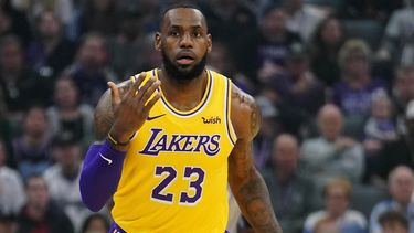 James jugará su decimoquinto&nbsp;Juego de&nbsp; Estrellas&nbsp;como titular, y empata con el escolta Kobe Bryant, mientras que iguala también con Tim Duncan, Kevin Garnett y Shaquille ONeal en la lista de los jugadores que tuvieron 15 viajes al All-Star.
