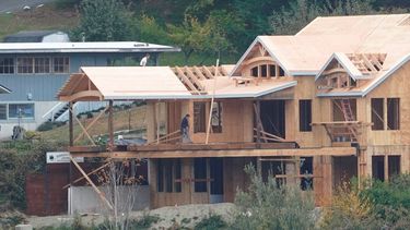 Contratistas trabajan en la construcción de una vivienda en el centro del país.