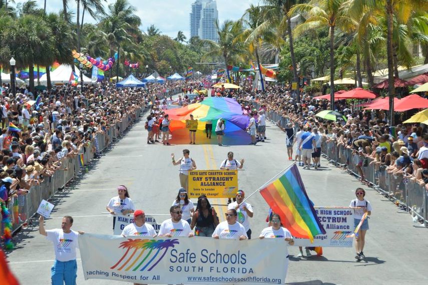 Entre música, gastronomía y arriesgados vestuarios transcurren los desfiles de orgullo gay en Miami Beach. 