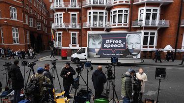 Periodistas, fotógrafos y cámaras de televisión montan guardia a las puertas de la embajada de&nbsp;Ecuador&nbsp;en Londres (Reino Unido) a la espera de noticias del fundador del portal WikiLeaks, Julian Assange.&nbsp; 