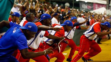 La alegría de los antillanos se hizo sentir en el estadio Hiram Bithorn de San Juan (EFE)