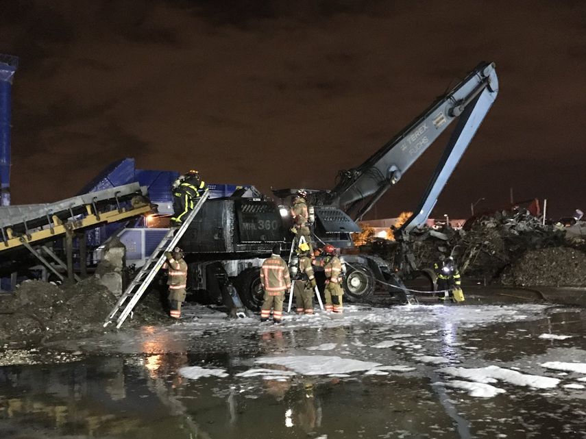 Los bomberos finalmente apagaron el fuego en la planta de reciclaje de metales en la cuadra 1100 con la 31 avenida del noroeste, en Lauderhill.