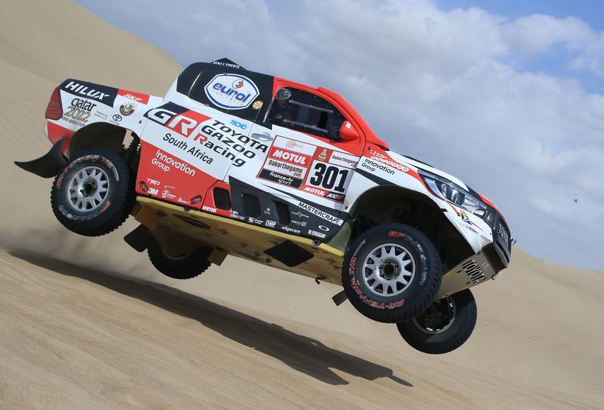 Al-Attiyah, que hizo el segundo mejor tiempo del día, llega así a la jornada de descanso del rally con 24 minutos de ventaja sobre Peterhansel, mientras que en la tercera posición continúa el español Joan Nani Roma (Mini), aunque a 34 minutos del árabe.