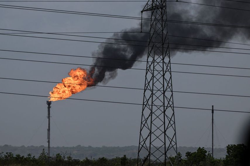 La quema de gas en un pozo de extracción de crudo.
