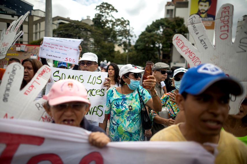 Un grupo de personas participa en una protesta por la escasez de medicinas y tratamientos para la salud en Caracas, Venezuela.