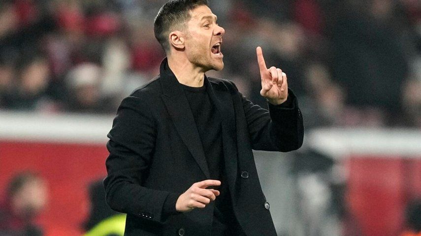 El entrenador del Leverkusen, Xabi Alonso, reacciona durante el partido de fútbol de la Bundesliga alemana ante el VfL Bochum en el BayArena de Leverkusen, Alemania, el miércoles 20 de diciembre de 2023.&nbsp;